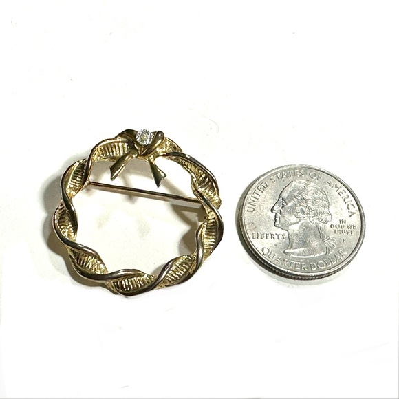Vintage Twisted Ribbon Wreath Gold Tone Brooch Scatter Pin with Rhinestone Retro - Picture 2 of 4